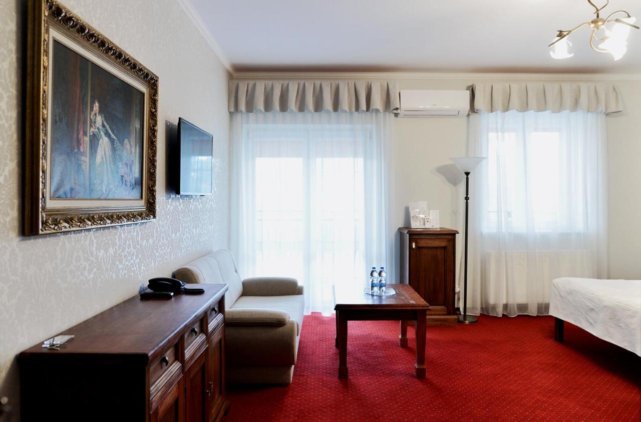 Dwor Czarneckiego Hotel Porosly Exterior photo